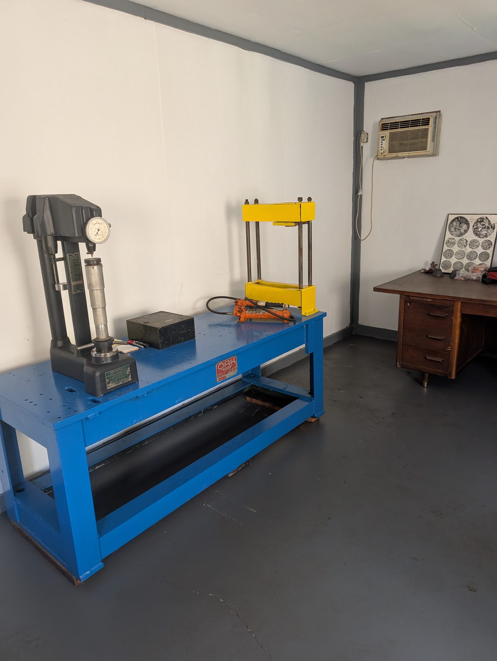 Mechanical testing bench